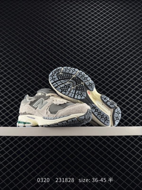 XZ801 New Balance 2002R - Image 2