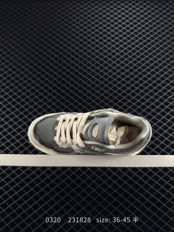 XZ801 New Balance 2002R - Image 3