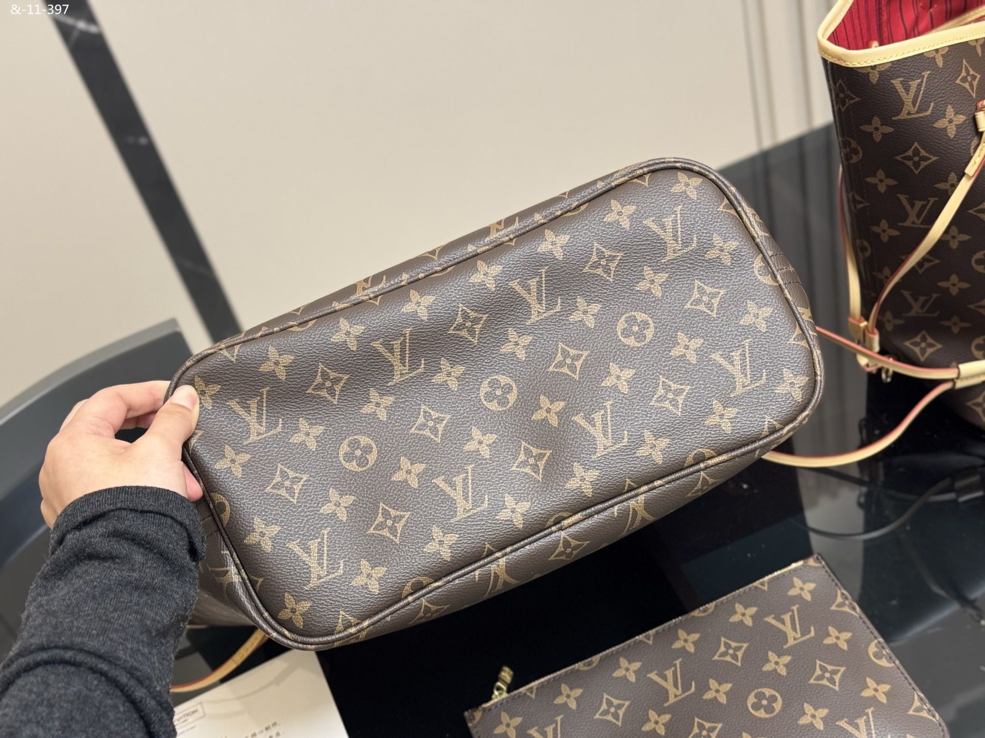 LV medium-sized shoulder/handbag in 4 colors. Material: Original top-grain leather. - Image 6