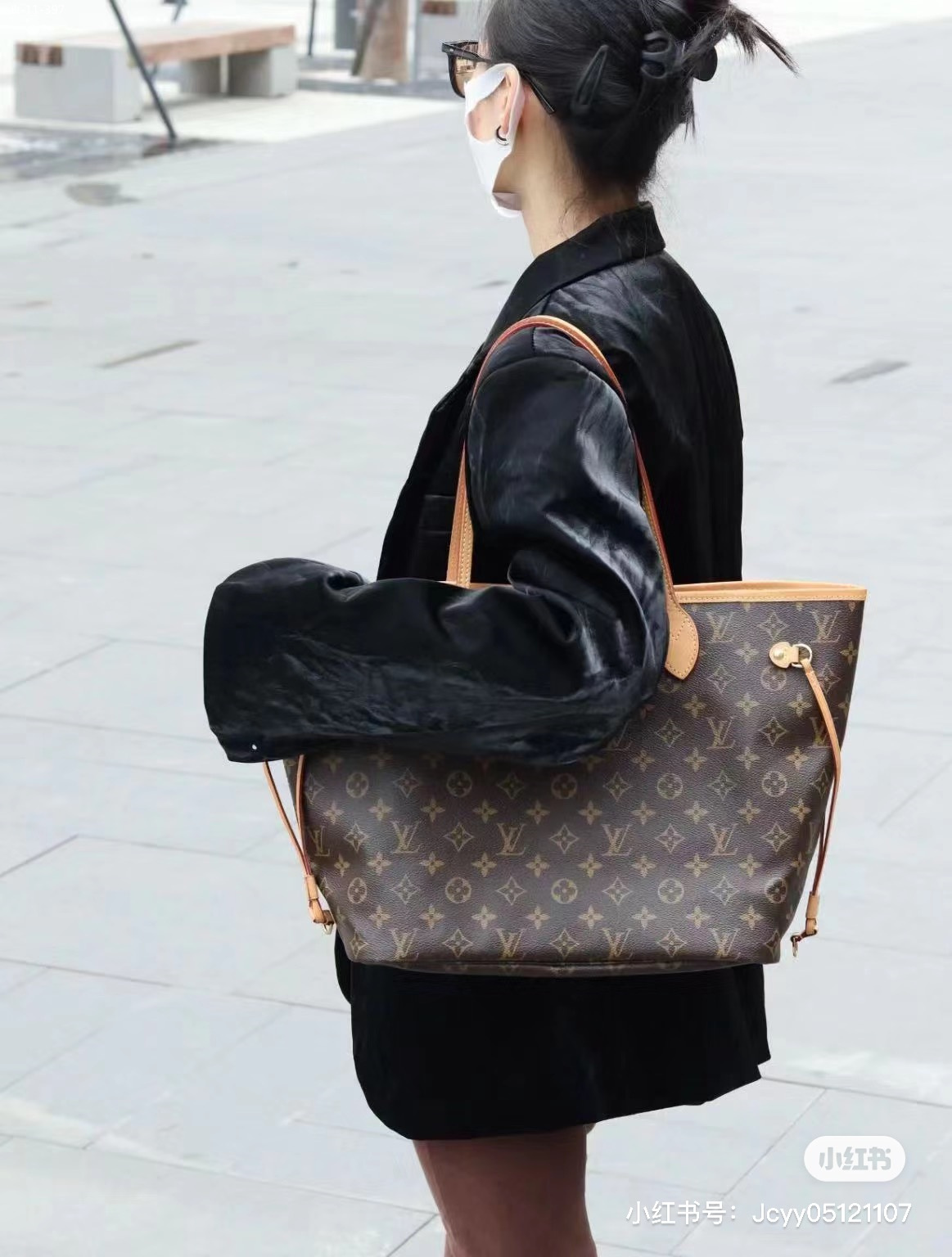 LV medium-sized shoulder/handbag in 4 colors. Material: Original top-grain leather. - Image 2