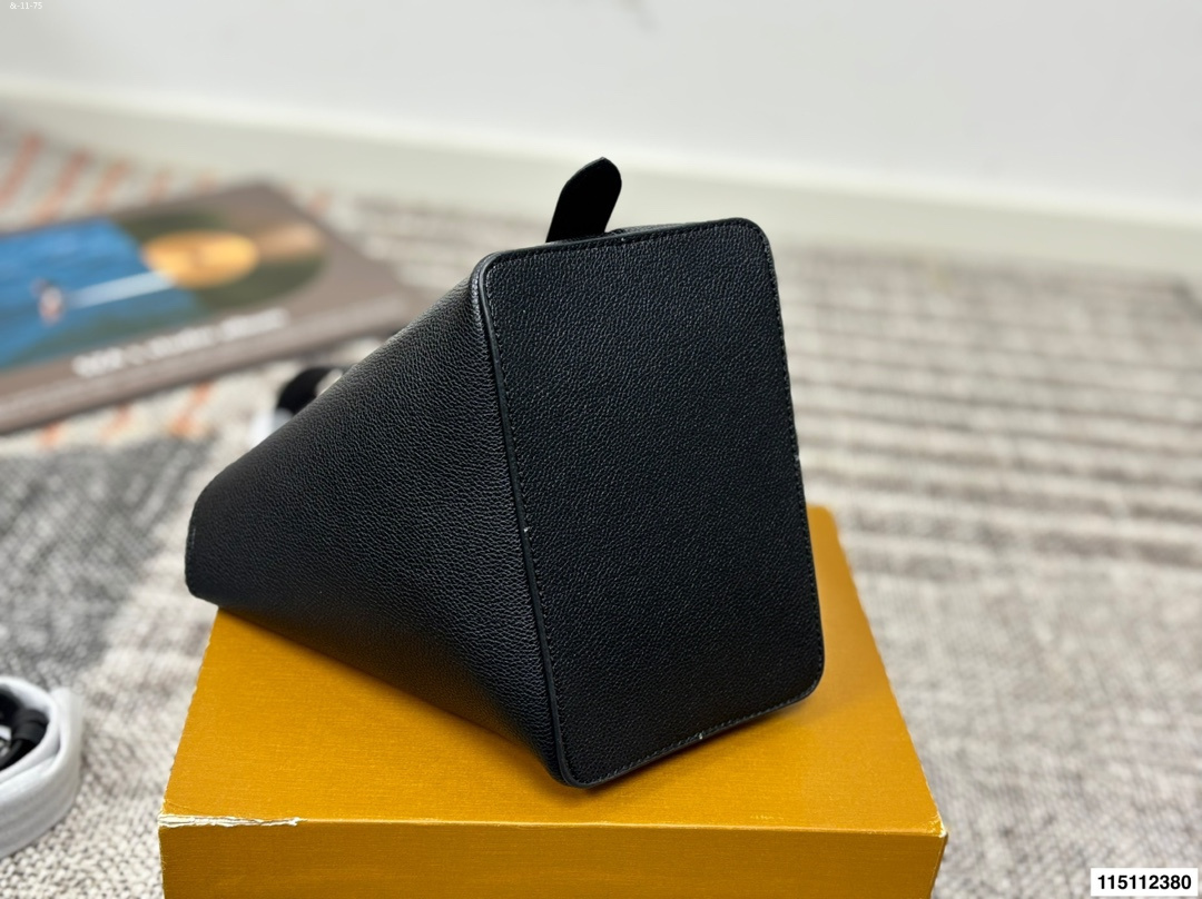 LV 2 colors, portable bucket bag, lock bag material: top layer leather - Image 3