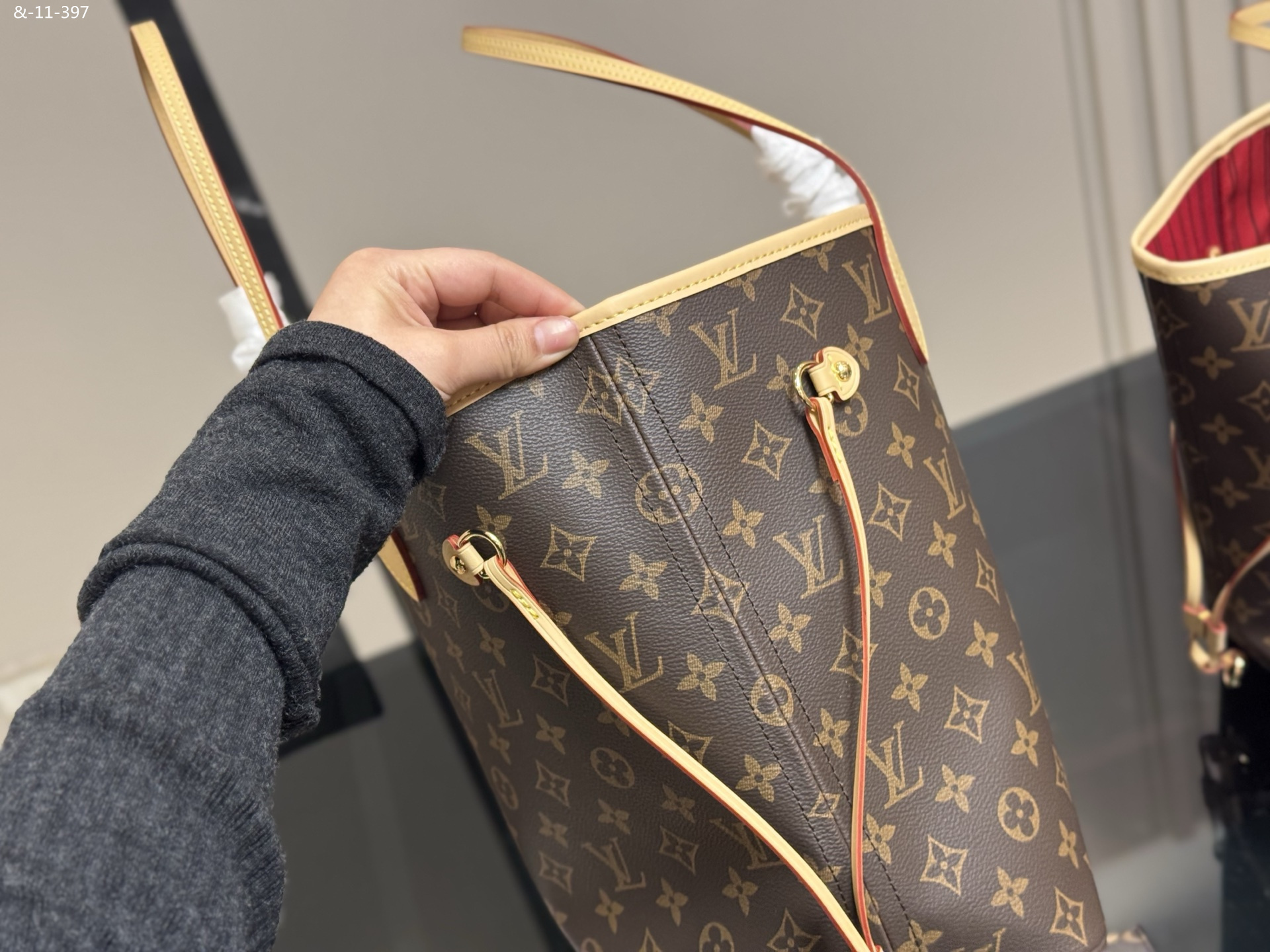 LV medium-sized shoulder/handbag in 4 colors. Material: Original top-grain leather. - Image 9