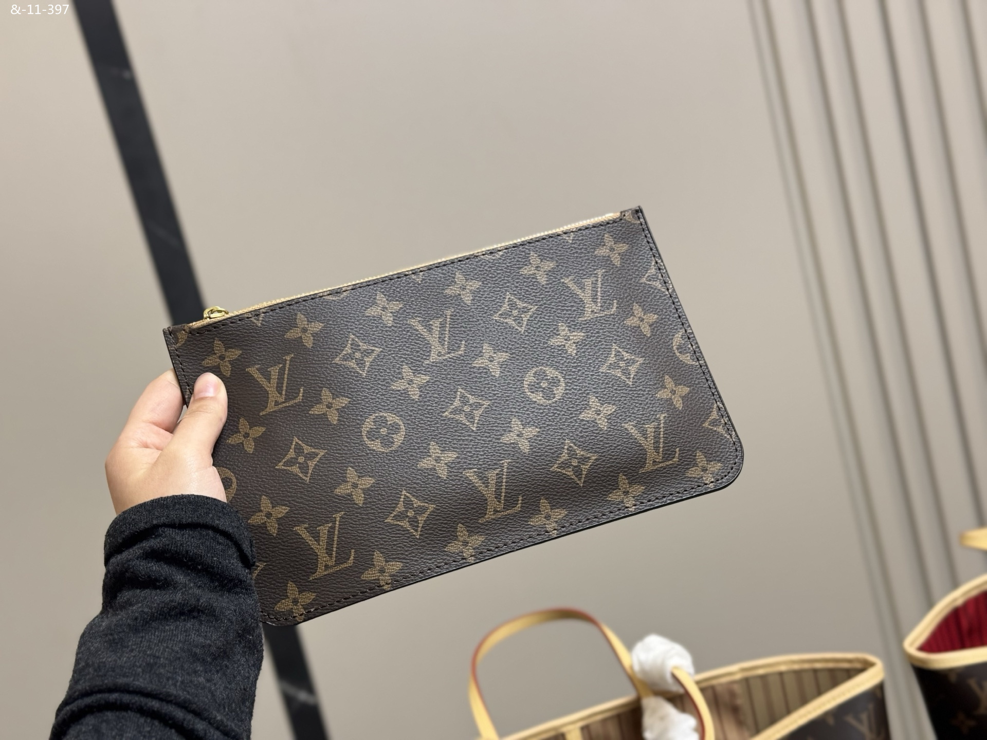 LV medium-sized shoulder/handbag in 4 colors. Material: Original top-grain leather. - Image 8