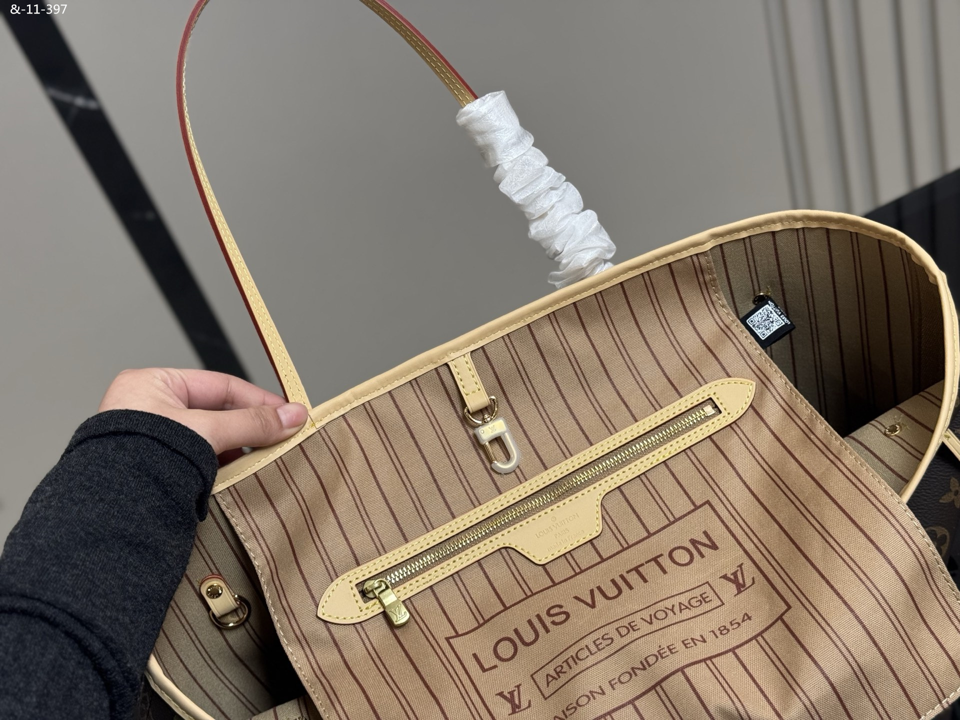 LV medium-sized shoulder/handbag in 4 colors. Material: Original top-grain leather. - Image 5